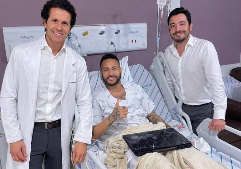 Neymar, de alta tras operación de rodilla en Brasil