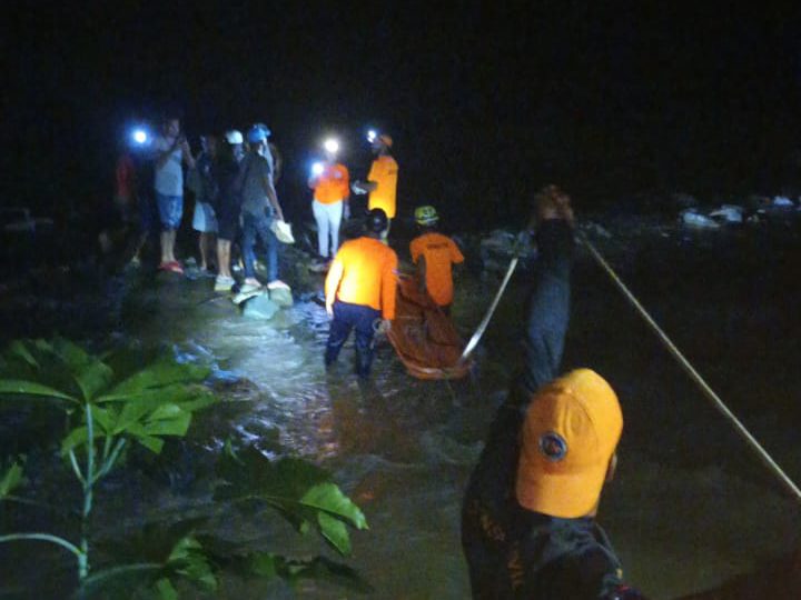 Defensa Civil logra rescatar siete personas con vida tras crecida del río Fula, Monseñor Nouel