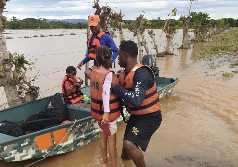 Fuerzas Armadas mantienen hombres y equipos en labores de asistencia en lugares afectados por lluvias del disturbio tropical