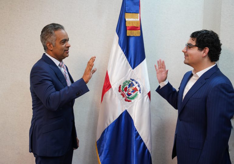 VIDEO | Joel Santos juramenta como director de la Unidad de Evaluación y Seguimiento de los Proyectos de la Presidencia a Hostos Rizik