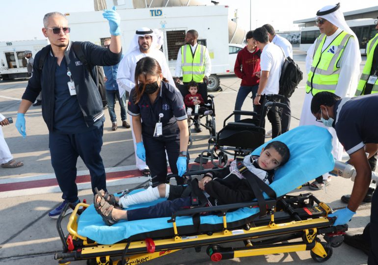 Primer grupo de niños heridos en Gaza evacuados a Emiratos Árabes Unidos