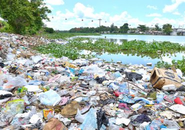 Investigación determina que río Ozama transfiere al Mar Caribe entre un 90% de residuos plásticos