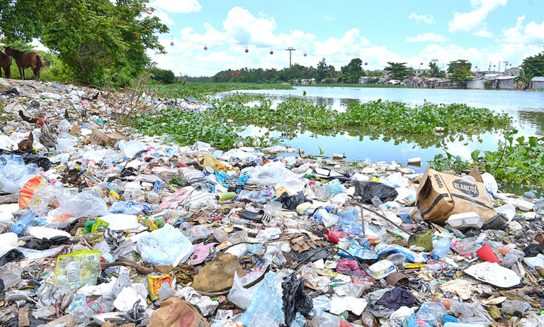 Investigación determina que río Ozama transfiere al Mar Caribe entre un 90% de residuos plásticos