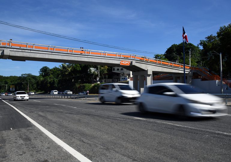 Gobierno del presidente Abinader inaugura puente peatonal en El Carril de Haina; inversión supera los RD$66 millones