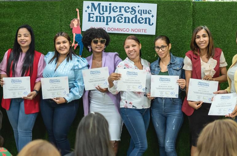 Mujeres que Emprenden Santo Domingo Norte y COOPOSAKA brindan formación en finanzas para emprendedoras