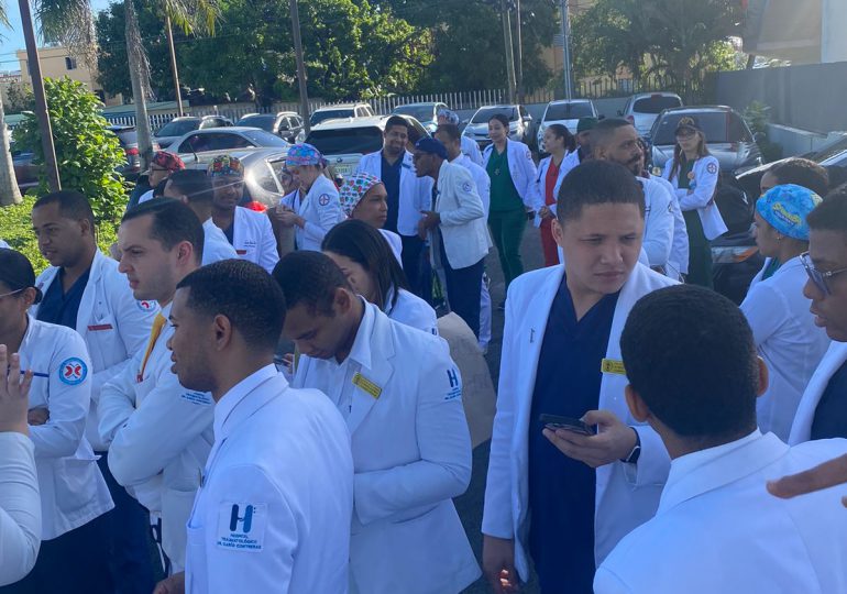 #VIDEO: Personal médico del Hospital Darío Contreras realizan paro laboral por negligencia de la dirección y falta de seguridad