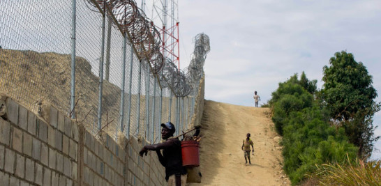 VIDEO | Haitianos intentan quitar pirámide que delimita RD y Haití