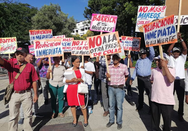 Exigen frente al Palacio Nacional reubicación de 450 familias en comunidades de Sánchez Ramírez