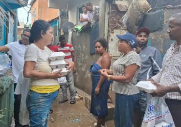 Gobernadora encabeza entrega de alimentos a familias afectadas por fenómeno atmosférico