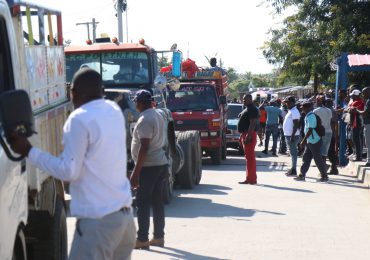 Civiles rompen candados y abren puerta fronteriza de Haití; iniciarán lucha para evitar cierre