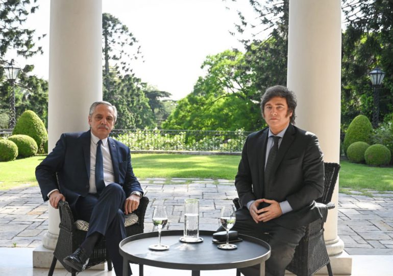 Transición en Argentina: Se reúnen en la residencia presidencial Milei y Alberto Fernández