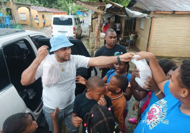 Llevan cientos de raciones alimenticias a familias afectadas por lluvias en Pedro Brand 