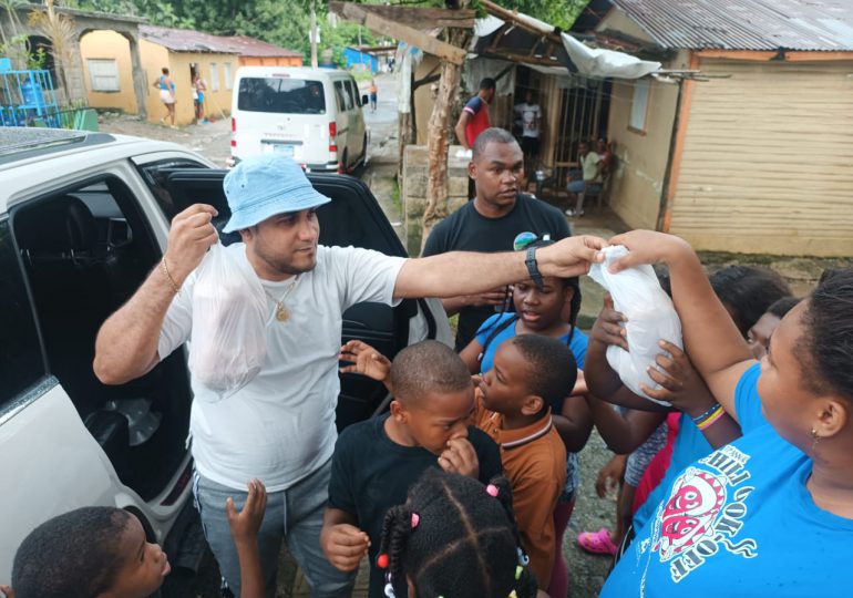 Llevan cientos de raciones alimenticias a familias afectadas por lluvias en Pedro Brand 