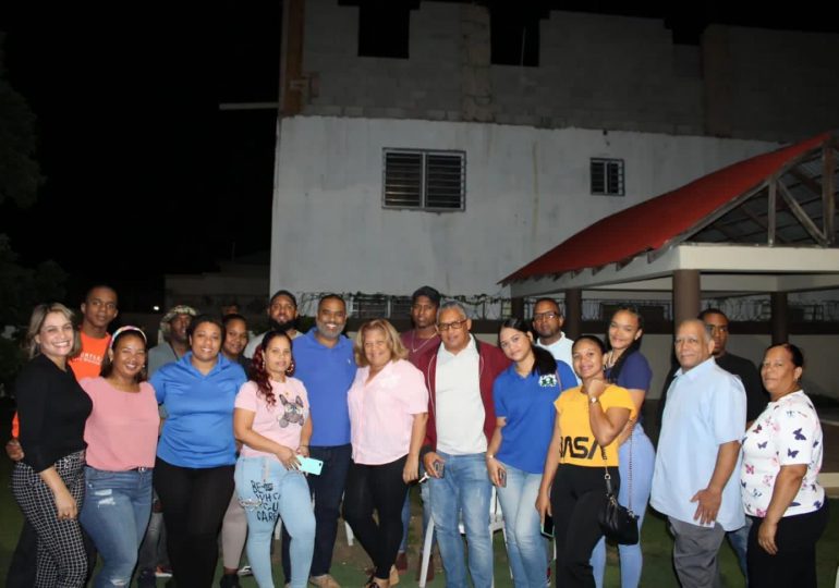 Aspirante a alcaldesa, Noris Medina, brinda ayuda a afectados por lluvias en Santa Cruz, municipio de Barahona