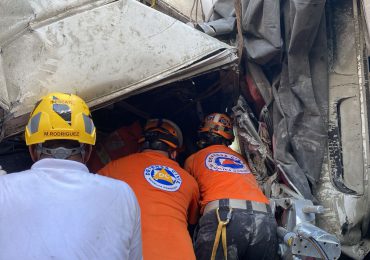 VIDEO | Defensa Civil trabaja en rescate de personas atrapadas tras trágico accidente entre patana y autobús en San Cristóbal