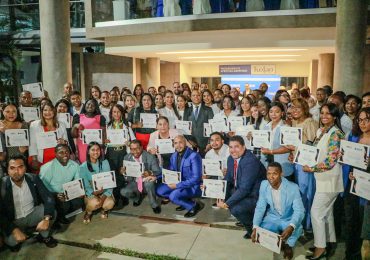 EDESUR y APEC gradúan 204 periodistas y comunicadores en 3er. diplomado sobre el sector eléctrico