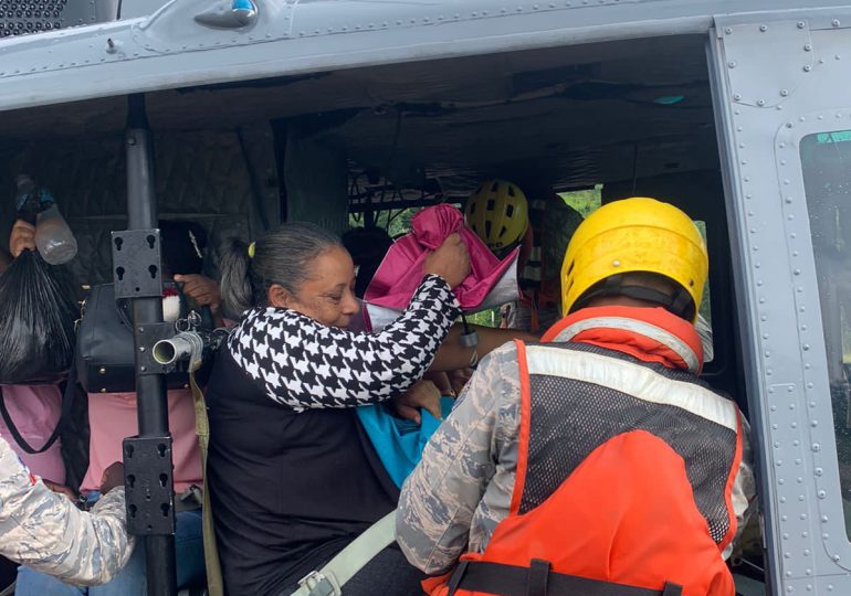 VIDEO | Organismos de socorro rescatan 20 personas vía aérea en Villa Altagracia