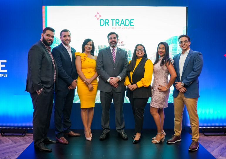 Empresa DR Trade ofrece cóctel empresarial