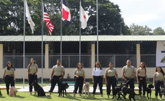 Embajada EEUU gradúa a nueve perros trabajarán en aeropuertos haciendo inspecciones