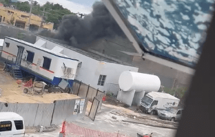 Video | Se incendia área donde está la planta eléctrica del Hospital Taiwan en Azua