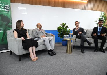 Presidente del TC sostiene encuentro con estudiantes de Barna Management School