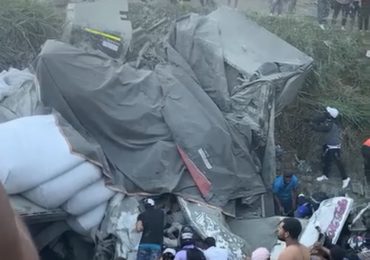 VIDEO | 9-1-1 coordina asistencia en accidente de tránsito en Quita Sueño, Bajos de Haina; personas se encuentran atrapadas