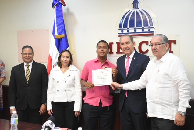 MESCYT entrega certificados a 70 estudiantes que cursaron talleres para desarrollar proyectos emprendedores