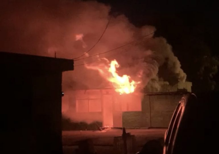 VIDEO | Se produce incendio en Montecristi; cinco viviendas resultan afectadas