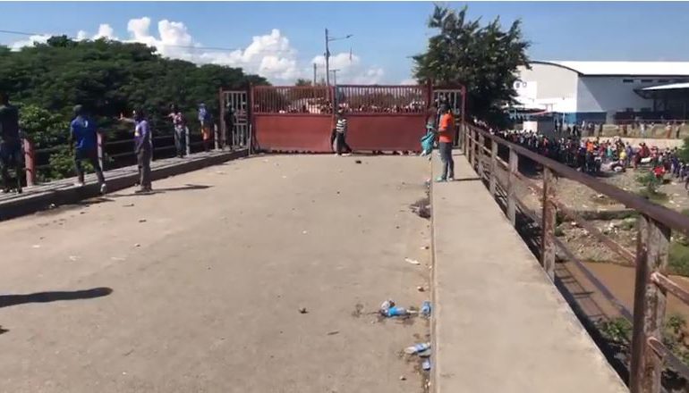 Cierre de la frontera en Juana Méndez: comerciantes y transportistas piden una tregua