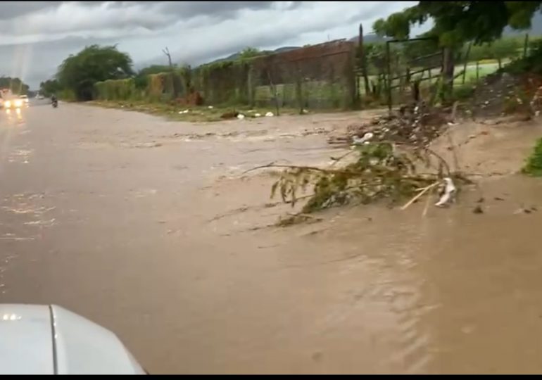 Video| Se desborda cañada en Azua por fuertes lluvias