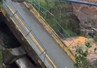 Video| Colapsa puente en el municipio de Sabana Larga en Ocoa debido a las intensas lluvias; una persona desaparecida