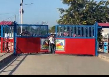 Video| Autoridades haitianas abren paso a personas y vehículos desde y hacia su territorio