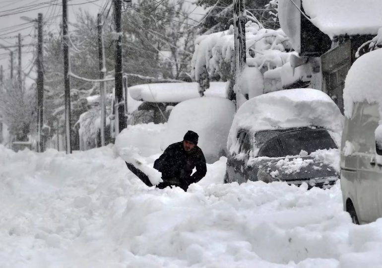 Invierno se anticipó en varias regiones de Europa con temperaturas récord; cobra la vida de cinco personas