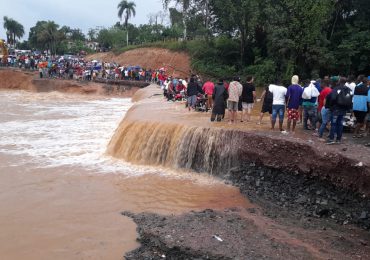 Piden al gobierno mantener en Monte Plata equipos del MOPC para corregir daños por lluvias