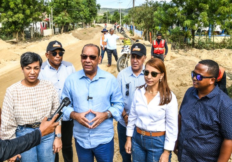 Obras Públicas da toques finales a carretera que comunica Montecristi y Puerto Plata