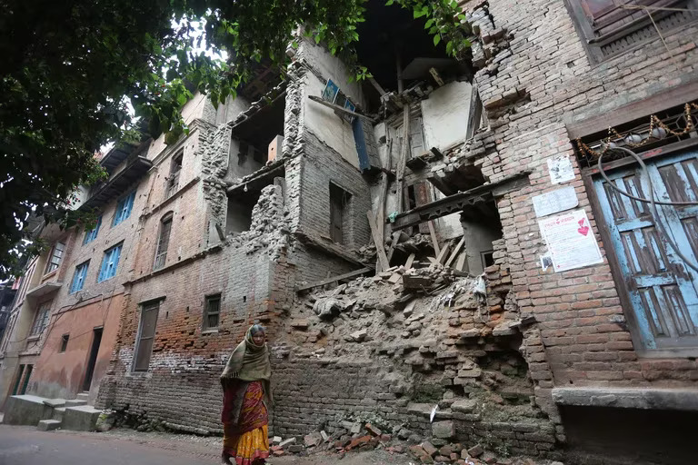 Ascienden a 132 el número de muertos por terremoto magnitud 5,6 al oeste de Nepal