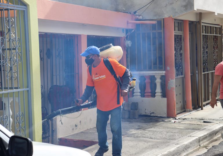 Operativos alcaldía Santiago contra mosquito del dengue impacta a más de 15 mil hogares