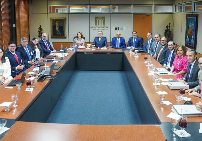 Gobernador del Banco Central recibe misión del FMI para evaluar el desempeño de la economía dominicana y sus perspectivas