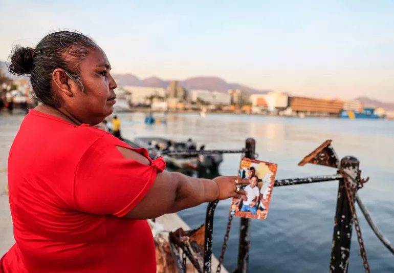 Tras Huracán Otis, mujeres esperan en el malecón de Acapulco que el mar le devuelva a sus familiares