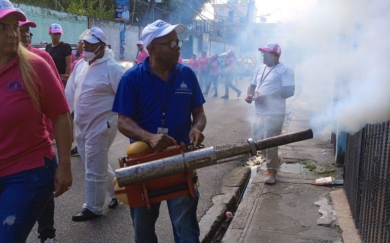 El CMD realiza operativo de fumigación el barrio Simón Bolívar