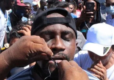 Migrantes en México se cosen los labios para pedir salvoconductos hacia EEUU