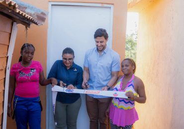 Fundación GBC, Obras Públicas y Alofoke Media Group entregan vivienda a familia de escasos recursos en La Victoria