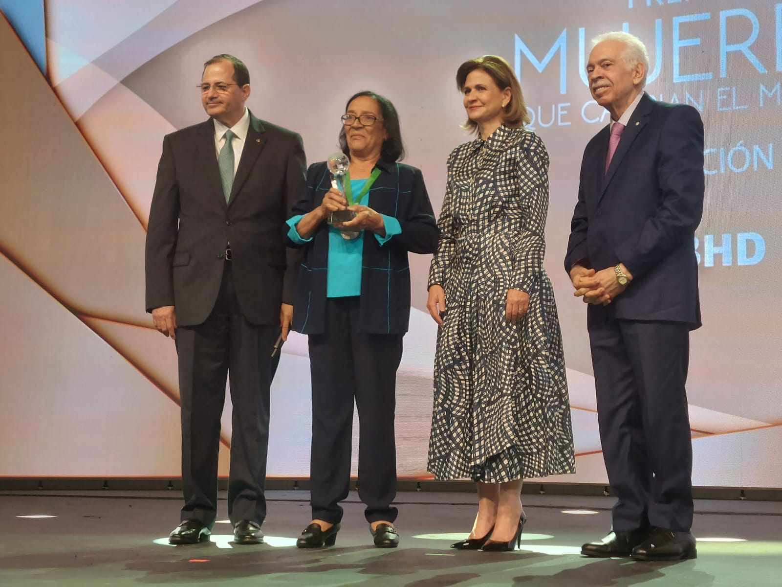 Banco BHD Entrega Premio Mujeres Que Cambian El Mundo | RC Noticias