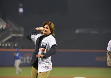 VIDEO | Vicepresidenta Raquel Peña lanza primera bola en el Citi Field en juego Águilas y Licey