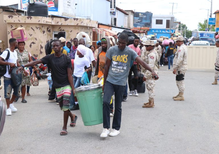 Sancionarán con multas de hasta 500 mil gourdes a haitianos traficando mercancías desde RD hacia Haití