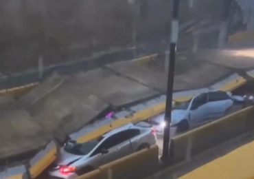 VIDEO | Cae parte de pared del desnivel de Av. 27 de Febrero con Máximo Gómez sobre varios vehículos
