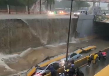 VIDEO | Ministro de Obras Públicas observa daños por lluvias del paso a desnivel de la 27 de Febrero y Máximo Gómez
