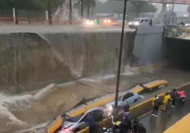 VIDEO | Ministro de Obras Públicas observa daños por lluvias del paso a desnivel de la 27 de Febrero y Máximo Gómez