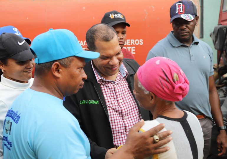 Alcalde Carlos Guzmán asiste a familias de SDN lo perdieron todo tras disturbio tropical
