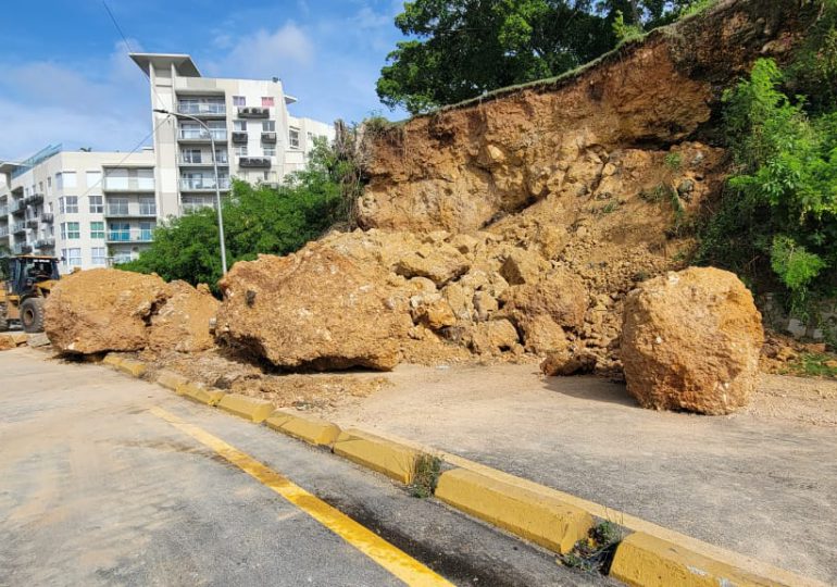 VIDEO | Calle cerrada por deslizamiento de tierra próximo al puente Flotante en Villa Duarte
